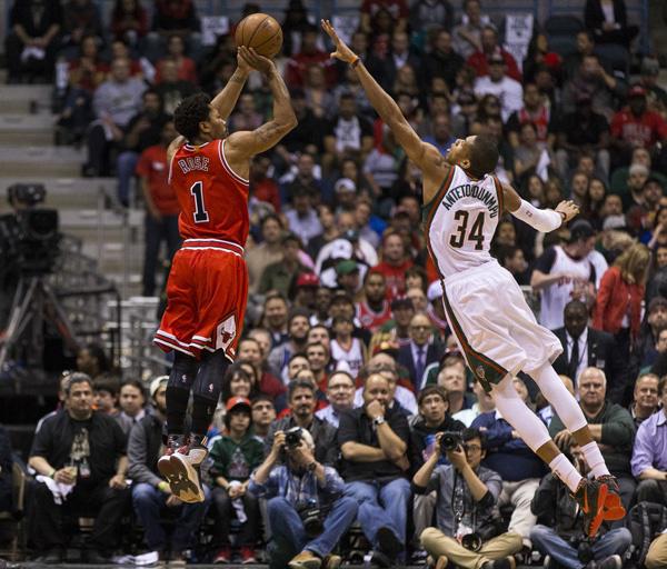 为什么外野手追飞球时需要用余光精准判断离全垒打墙的物理距离